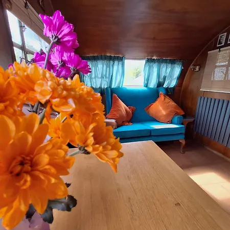 Airstream Style Caravan With Heating Long Sutton