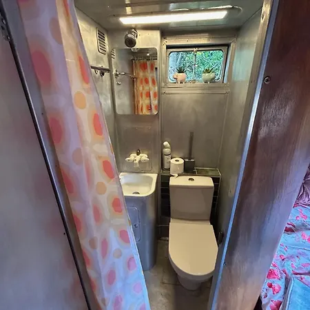 Airstream Style Caravan With Heating *