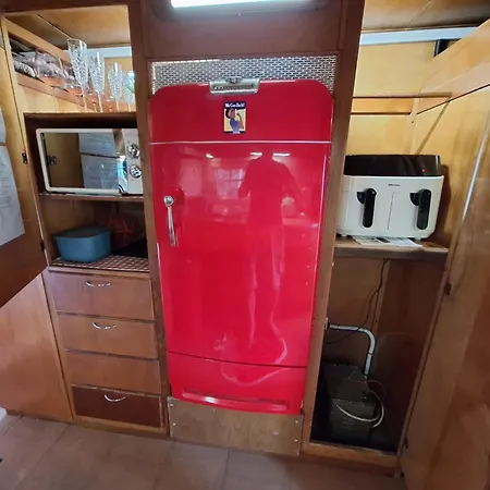 Airstream Style Caravan With Heating Long Sutton